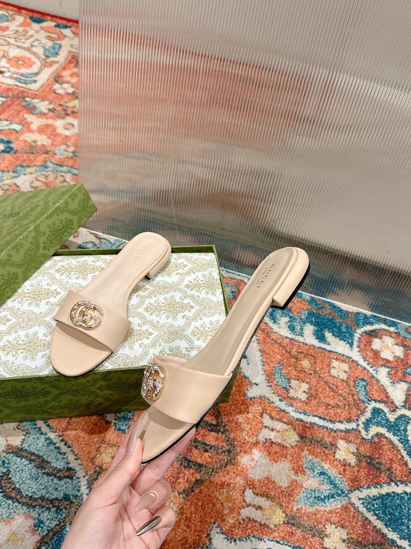 👟👟Ex-factory price 520👟👟 Every detail of Gucci's 2025 spring and summer new open-toe sandals and slippers has been carefully crafted, and design elements such as round toes and thick heels are cleverly used to create a fashionable retro style. The archived double G diamond-encrusted buckle details are reminiscent of the brand's fashionable atmosphere. ▪️Material: original custom sheepskin ▪️Inner lining/foot: high-end custom sheepskin ▪️Heel height: 1.0cm ▪️Number of yards: 35-39 (customized at 40.41.42, non-returnable)